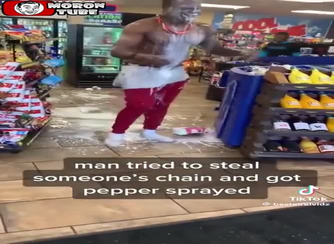 Video :He covers himself in milk to relieve the discomfort after being gassed while attempting to steal a gold necklace
